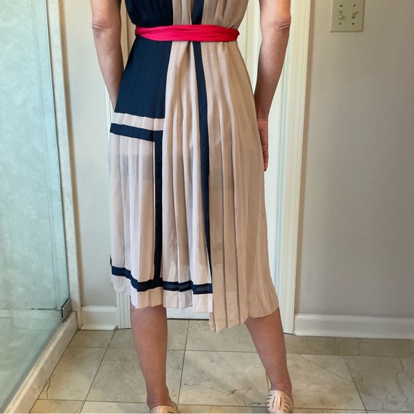 SOLD - BGBC Maxazira Runway pleaded dress, sleeveless, taupe, navy and red, Sz M - Picture 7 of 16